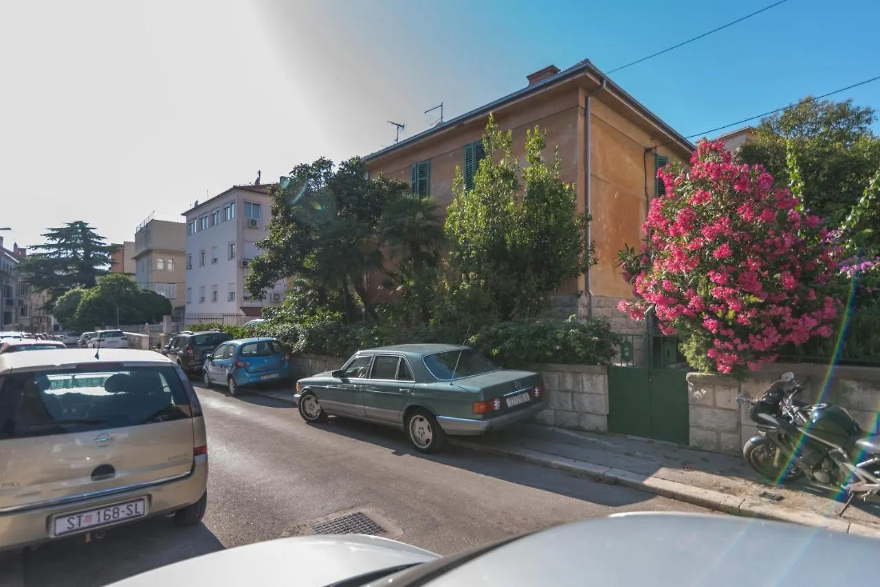 Palm Garden Apartment In Center With Big Terrace Split 0*,